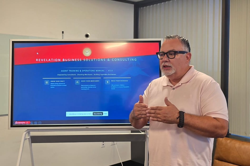 Victor Ricondo leading an agent training session at Revelation